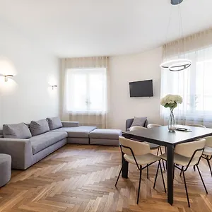 https://apt-cool-and-big-central-duomo-white.it-lombardy.com